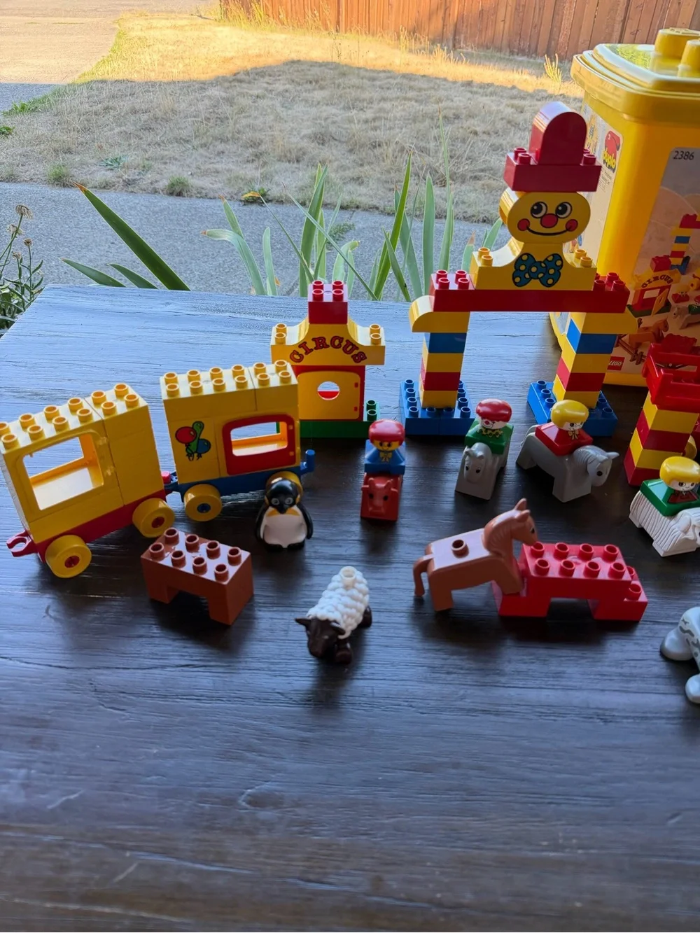 Lego DUPLO 2386 retired set with oversized bucket and extra blocks